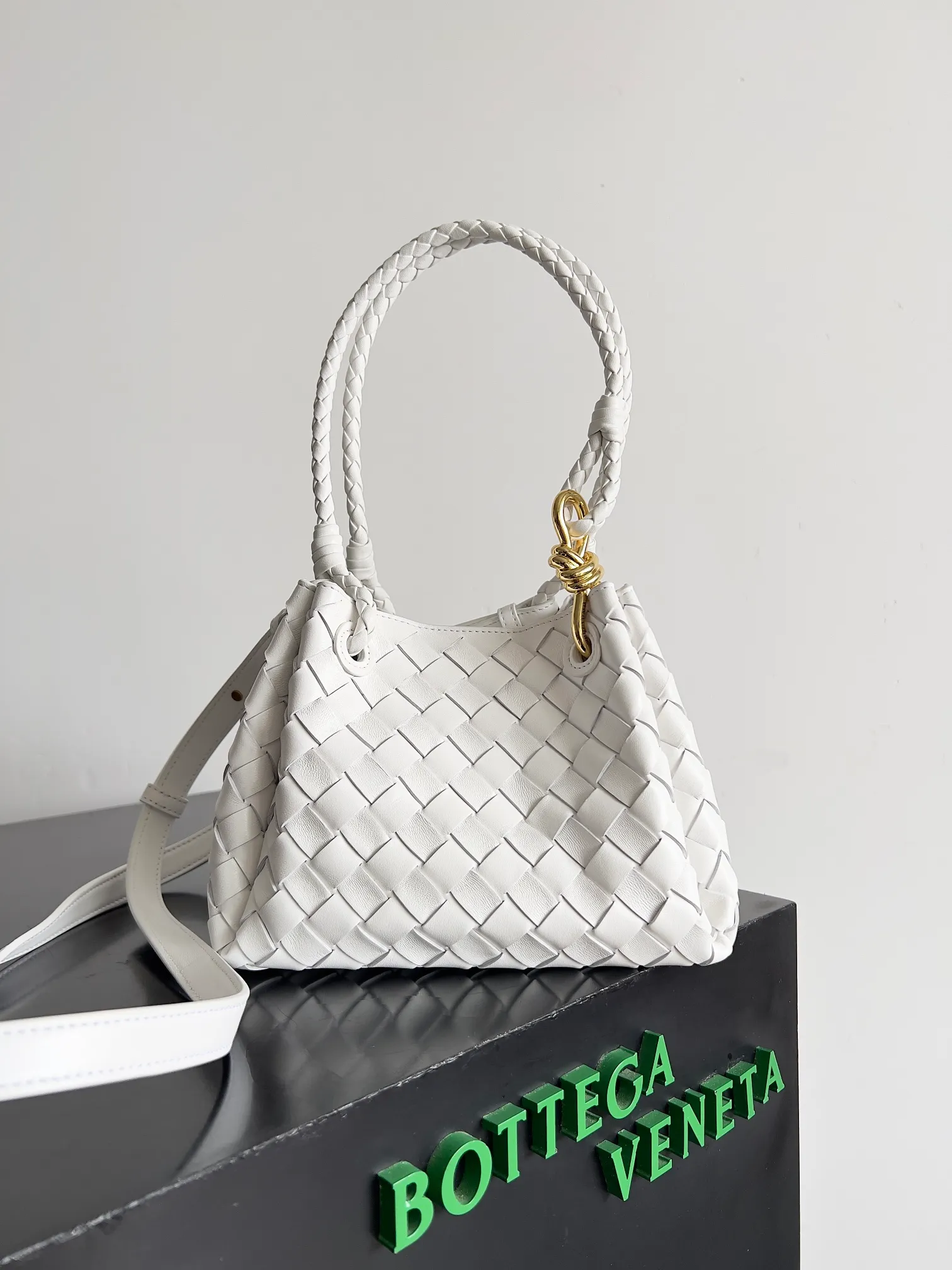 Batch 1760 BV home is new! Andiamo combines the Bottega Veneta archive parachute handbag to inherit retro elements and integrate modern trends. The same style as Shu Qi's in Beijing Night. It is a continuation of the classic bag. It has three functions: hand carry, shoulder and cross-body. It is embellished with metal brass knot buckles. It is small and has an amazing capacity. It can easily hold sunglasses in a box / small bottle of water / powder powder / charger and other daily necessities when going out. The upper body is versatile. Style number: 796569 Size: 21*17*16.5cm